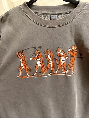 Crewneck Sweatshirt with “Tiger swing” Golf Graphic